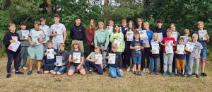 Die Teilnehmer des Judo-Sommercamp 2022 stolz mit ihren Urkunden und den begehrten Aufnähern