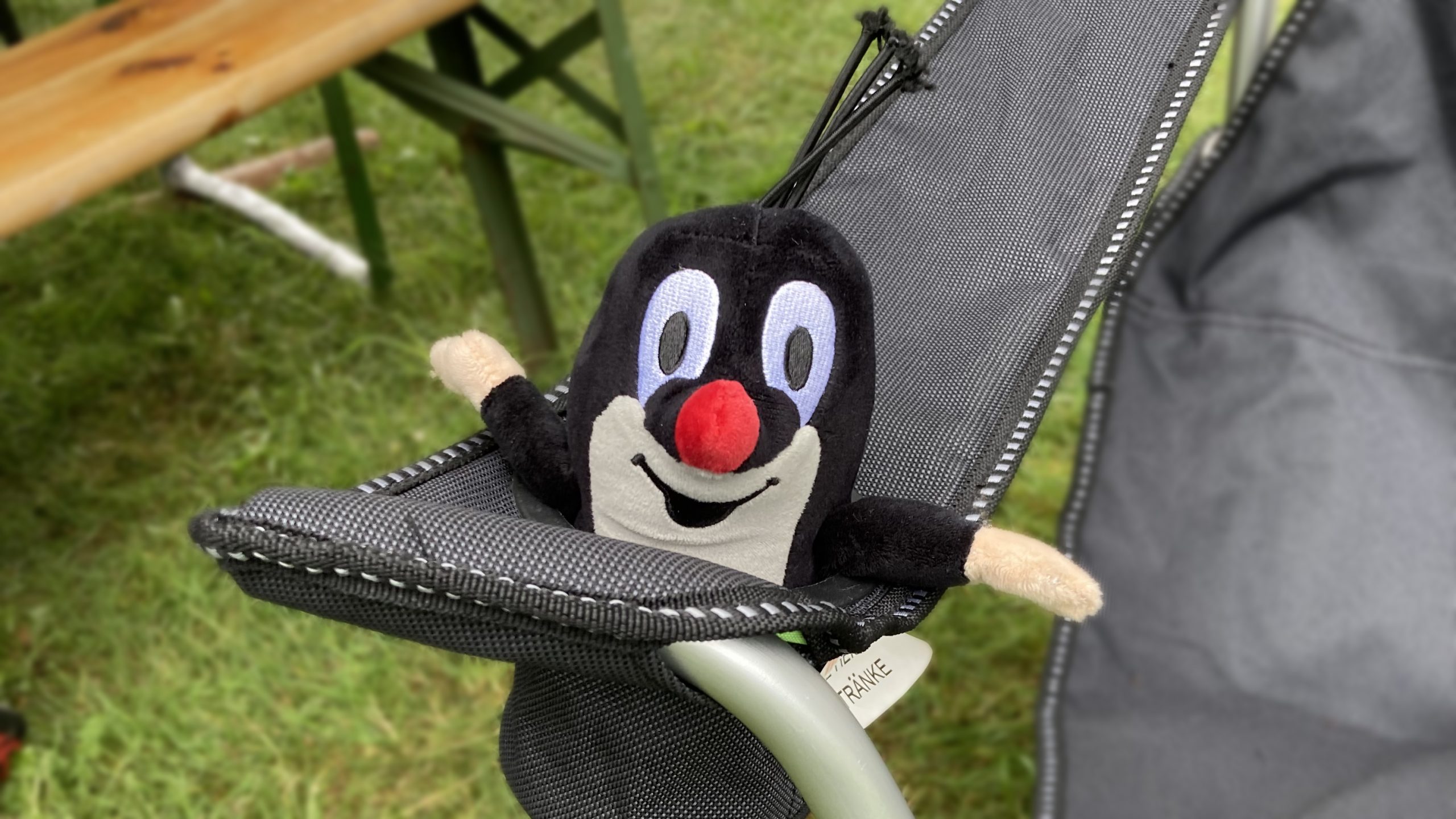 Maulwurf Pauli auf Campingstuhl